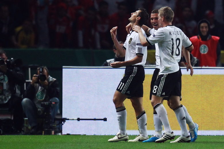 欧洲预选赛点燃热情，球迷疯狂呐喊的简单介绍